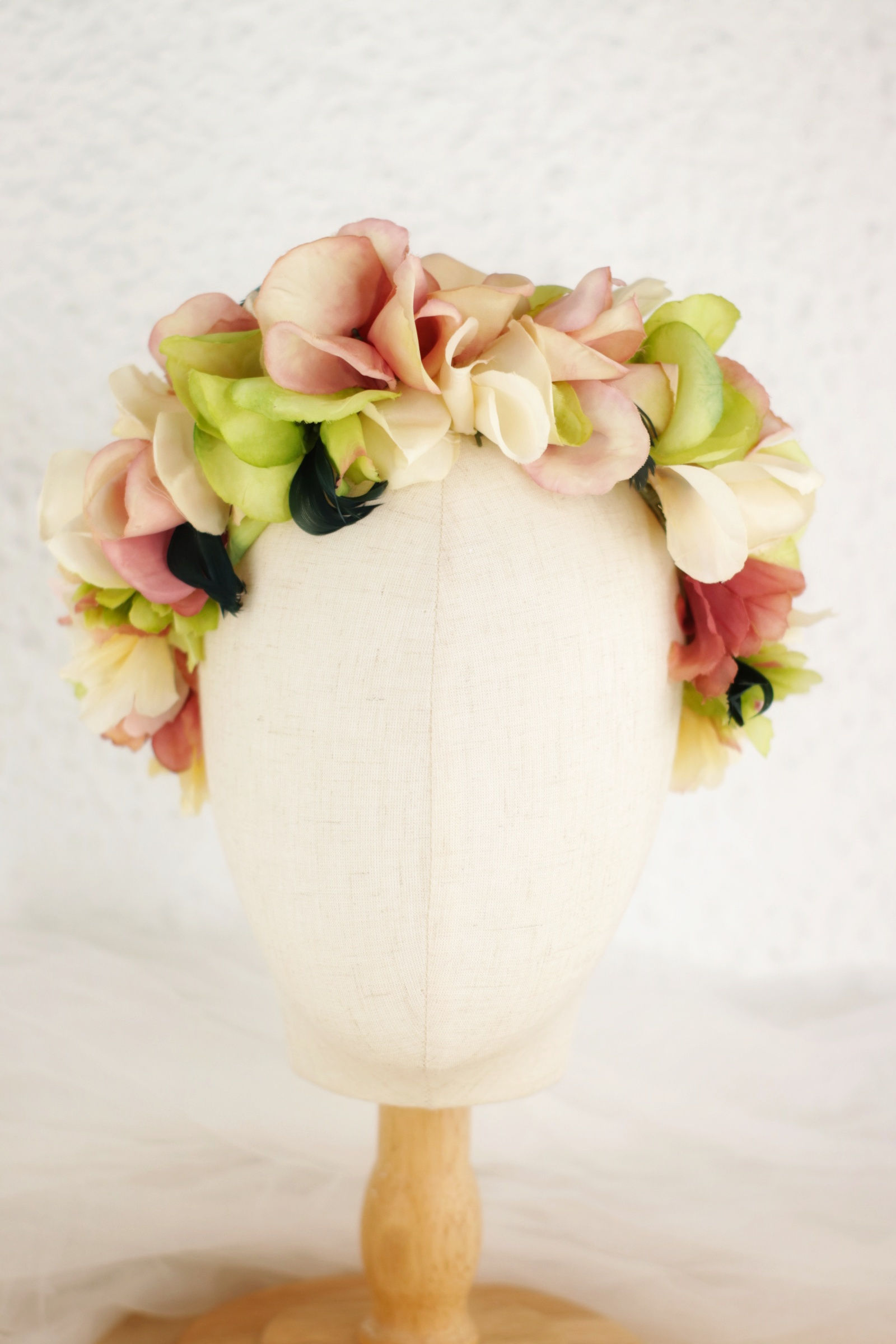 Diadema flores y plumas verde y rosa