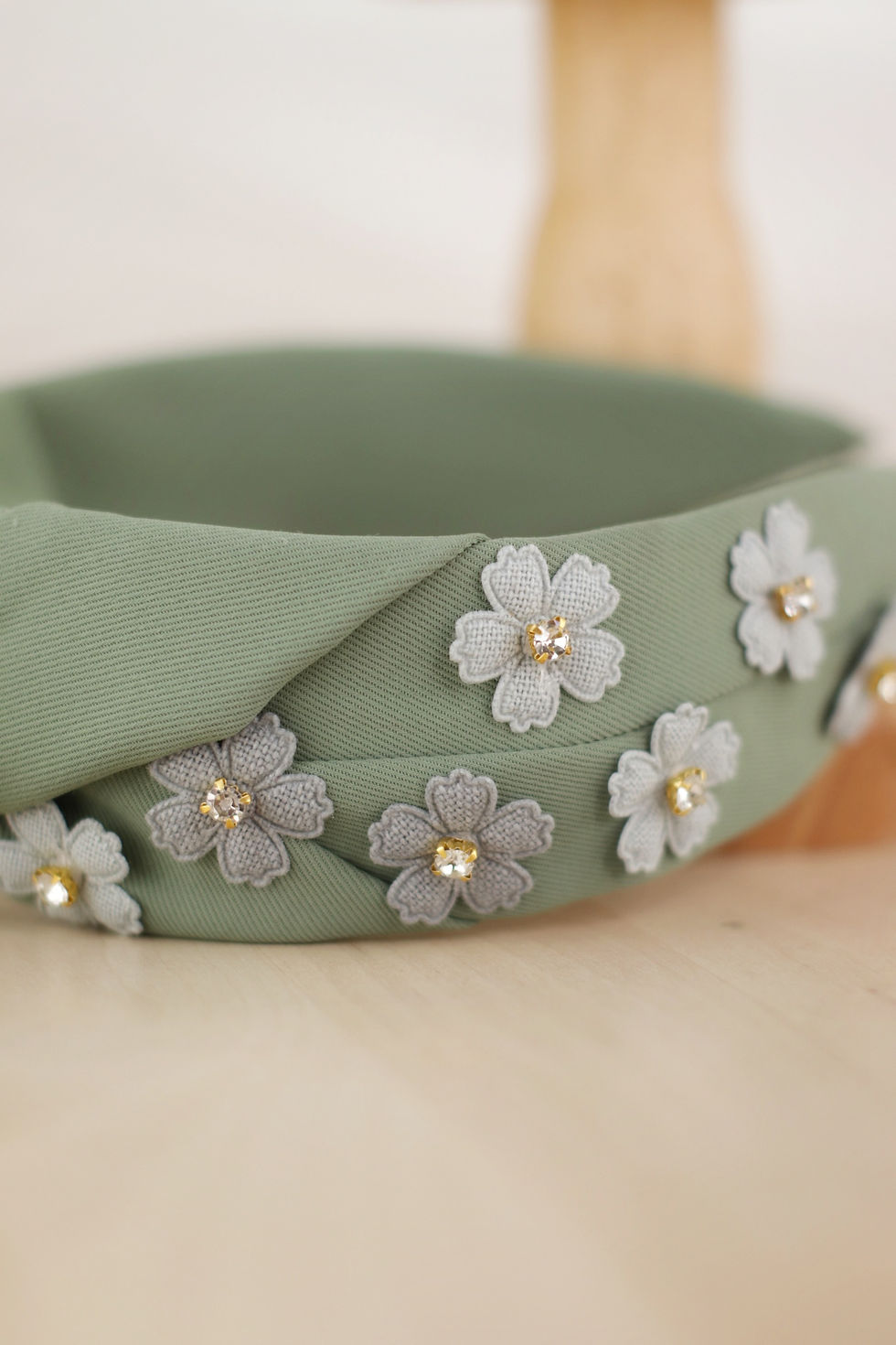 Miniatura: Diadema nudo flores verde pastel