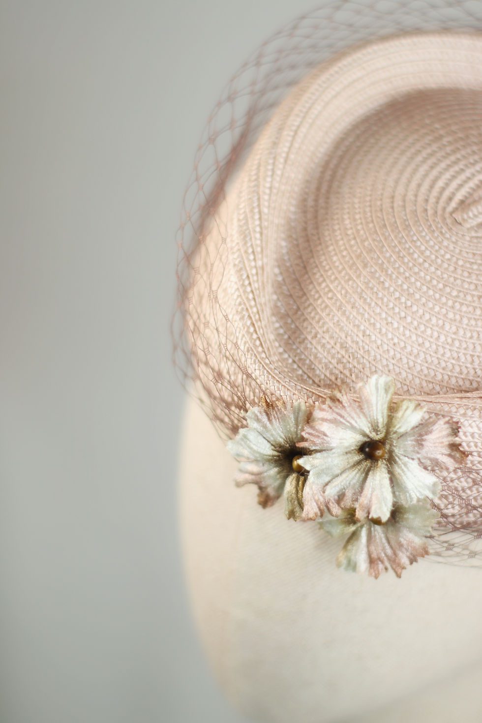 Miniatura: Casquete poli moca claro, velo y flores