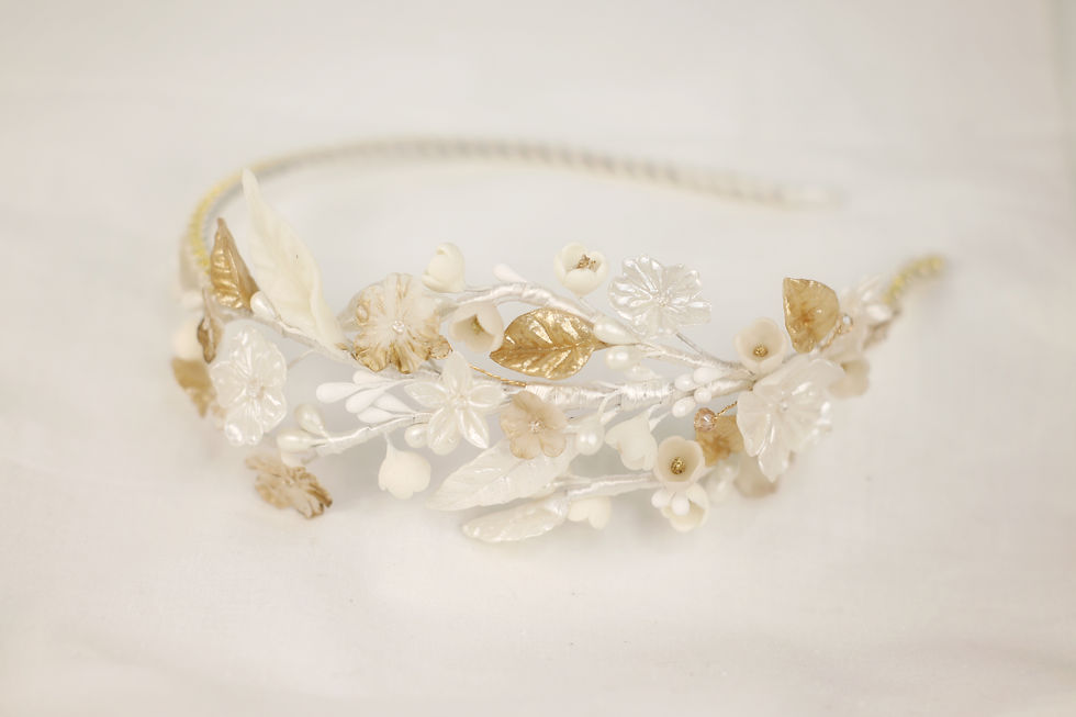 Miniatura: Diadema flores porcelana lado nácar y dorado y cadenita de brillo