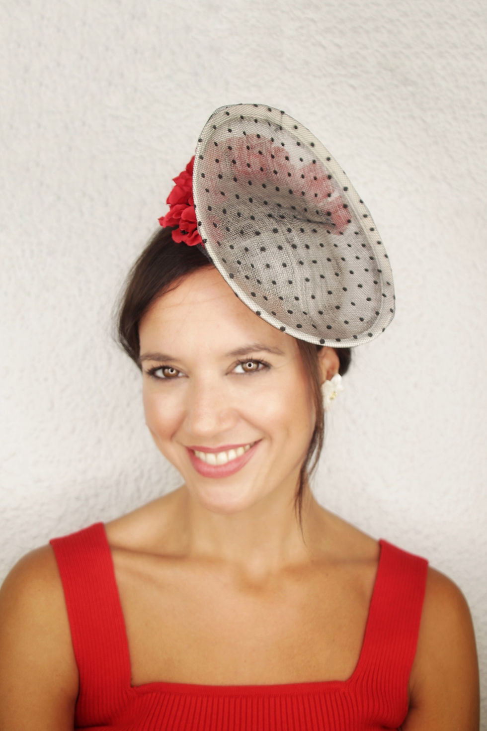 Miniatura: Casquete plumetti y flores rojas 
