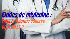 Deux médecins côte à côte se réjouissant de la réforme des études de médecine en 2027