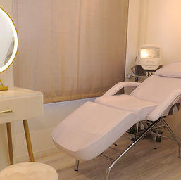 サロン内観フェイシャルベッド.jpg
