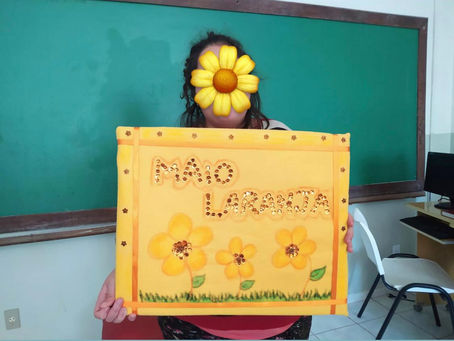 Adolescente acolhida na AMA realiza trabalho sobre o Maio Laranja