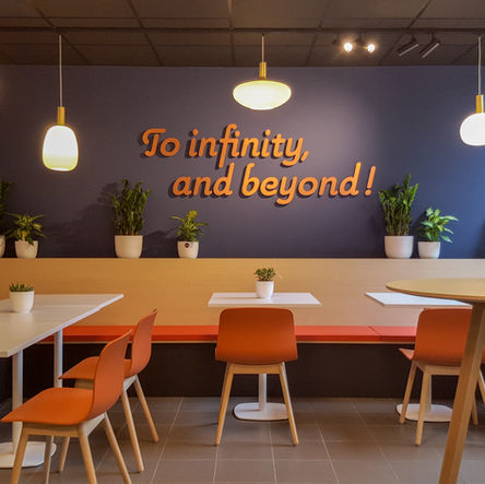 Aménagement d'une cafétéria pour les bureaux de Siemens Samtec à Liège - Dominique Lombardo architecte d'intérieur