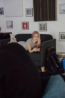 Sängerin liegt auf dem Sofa