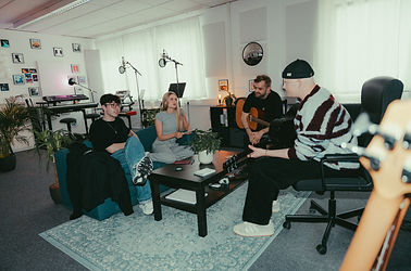 Kreativgruppe schreibt ein Lied