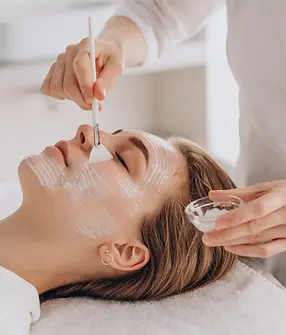 cosmetologista-fazendo-tratamento-facial-e-aplicando-mascara-facial-scaled.webp