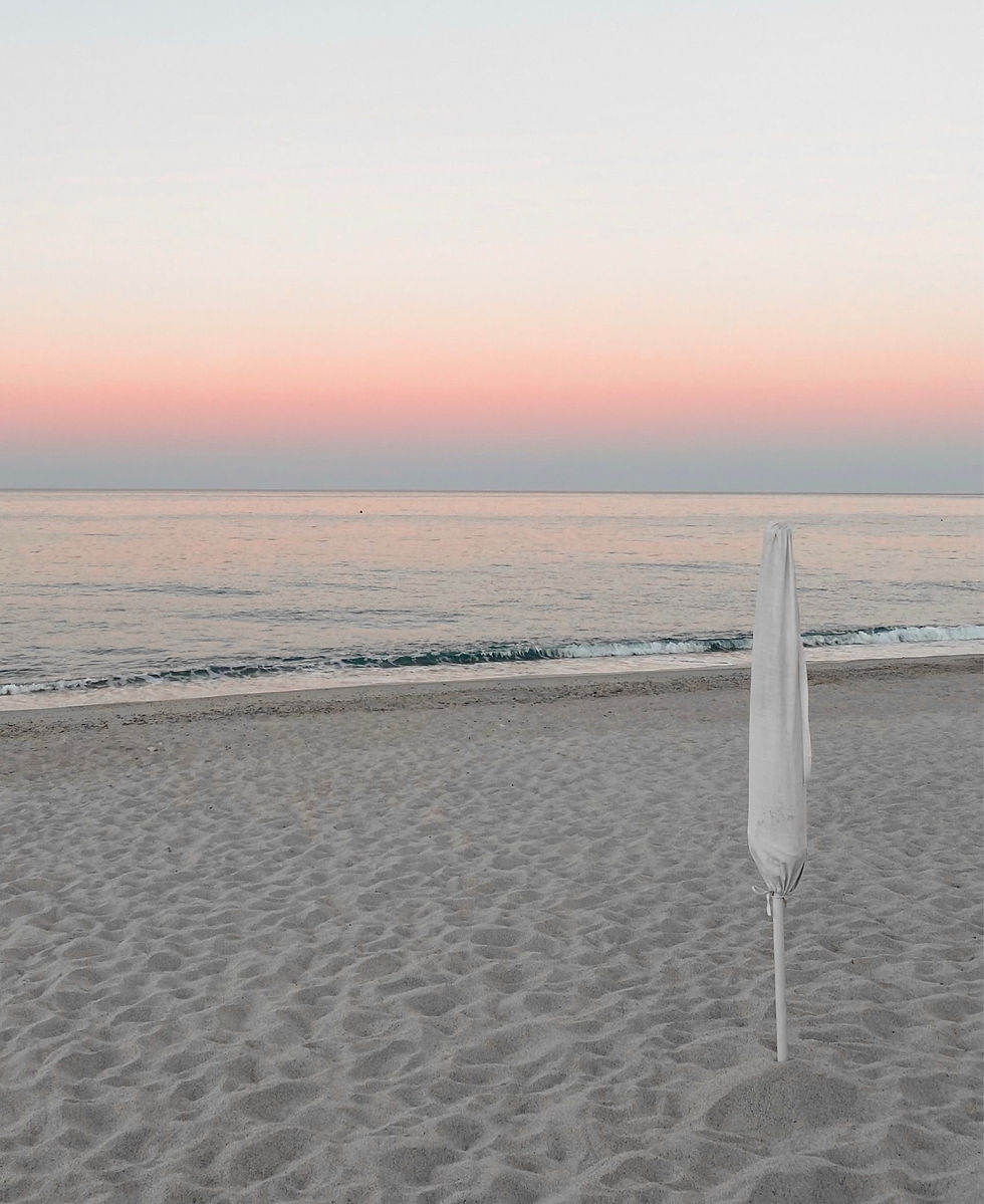 Un parasol fermé sur la plage