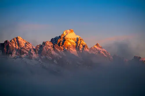 Premières lueurs du soleil illuminant les montagnes américaines.