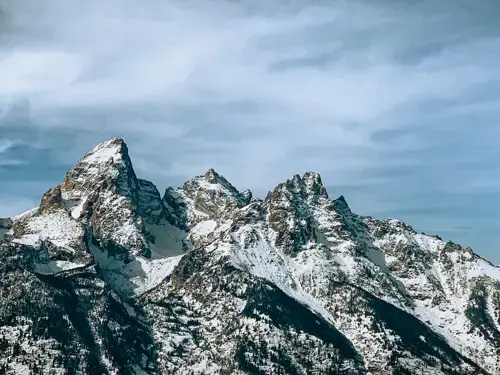 Montagnes légèrement enneigées de Jackson Hole en hiver