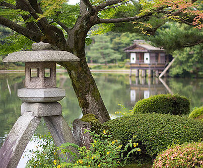 640px-Stone_lantern_Kenrokuen(1).jpg