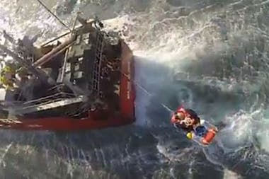 Pescador cayó al agua helada en un temporal y quedo con secuelas: la ART deberá indemnizarlo