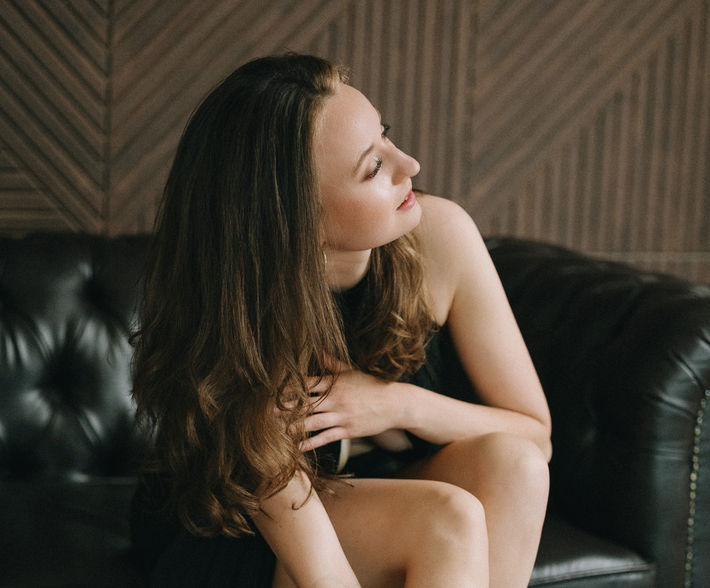 Feminines Portrait einer Frau im modernen Fotoloft Zittau