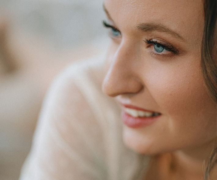 Feminines Portrait einer Frau im modernen Fotoloft Zittau