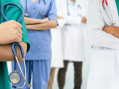 Je peux être barman mais pas exercer mon métier »… Diplômés en Angleterre, ces médecins ne peuvent travailler en France