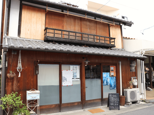 【店舗紹介】薬局を古本屋にリフォーム。実は“本”だけじゃない?!お宝に出会える古本屋「古書からすうり」