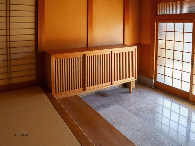 ↑元々なかった場所に造作で無垢材の玄関を設置しました(こちらもTICKLE27さん製作です)。縦格子もアクセントになっています。