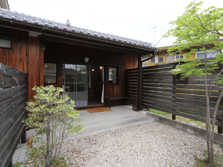 【離れをお店にリフォーム】心地よい空間広がる古道具店「BLEU PORTE」