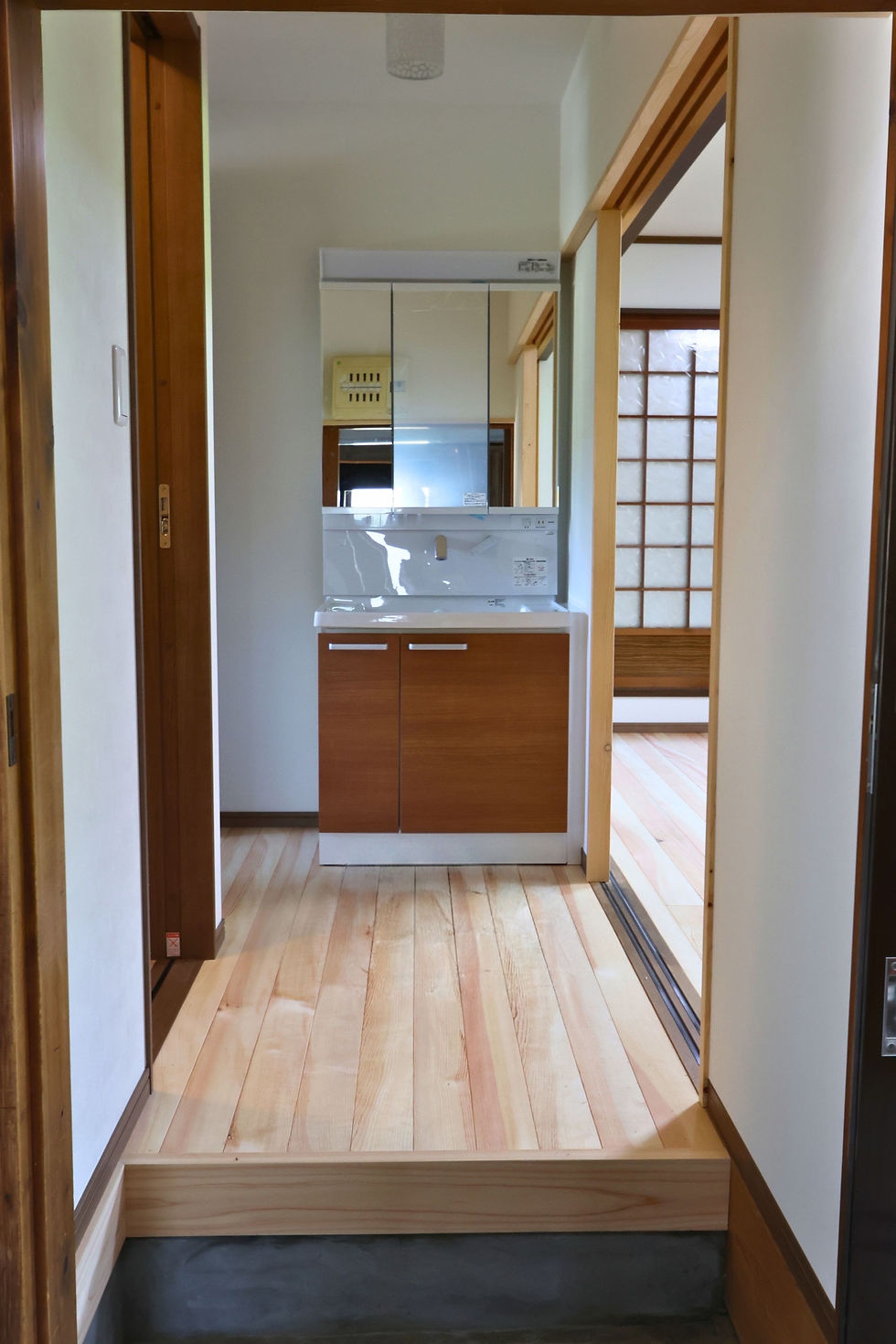 ↑先ほどの写真では死角になっていたところに洗面台を設置しています。