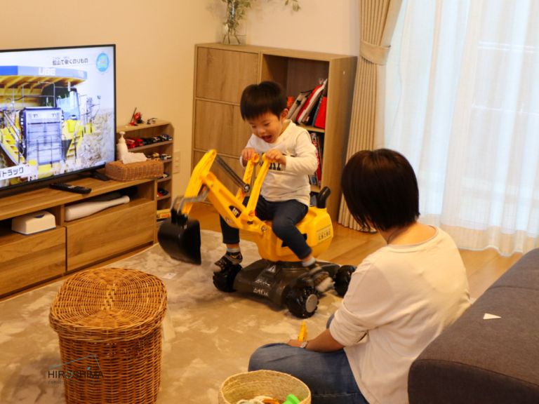↑ おもちゃのショベルカーに乗って楽しむお子さん。のびのび楽しく遊んでいる姿が印象的でした🥰