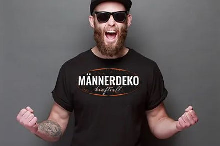 Hipster mit Sonnenbrille, Capi und Bart trägt ein Shirt von Männerdeko 