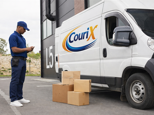 Courix delivery man delivering business same-day parcel for faster delivery serving businesses in Northern California Cities.. 
