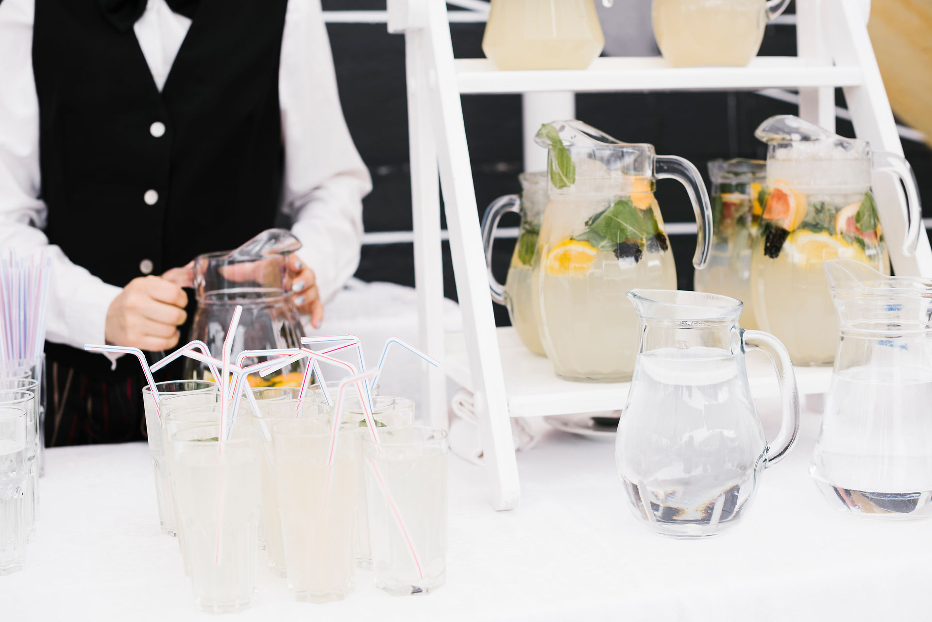 Waiter with fresh drinks 