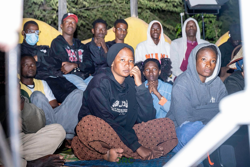 Silence, tous les participants suivent.