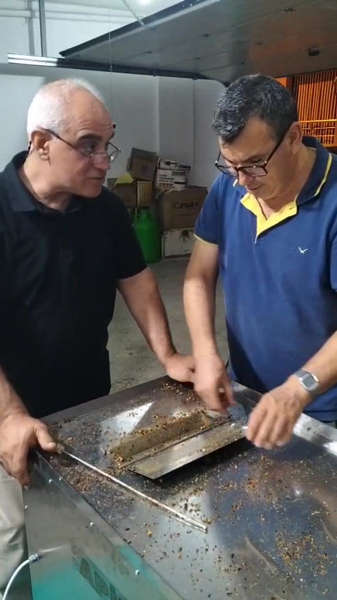 Küçük resim: Arı Ekmeği Hasat Makinası