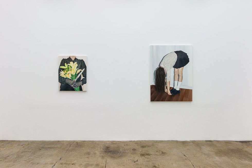 NoeliaTowers_OpeningAnUmbrellaIndoors_InstallationView_Courtesyoftheartistanddeboer,losang