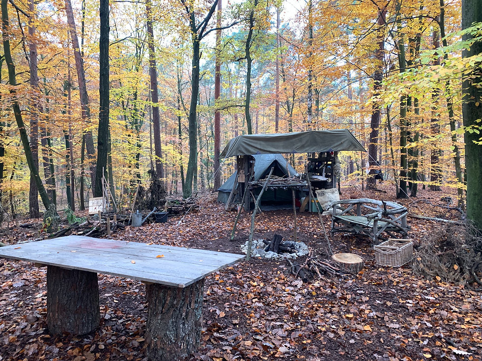 Wohnlager eines Einsiedlers im Wald