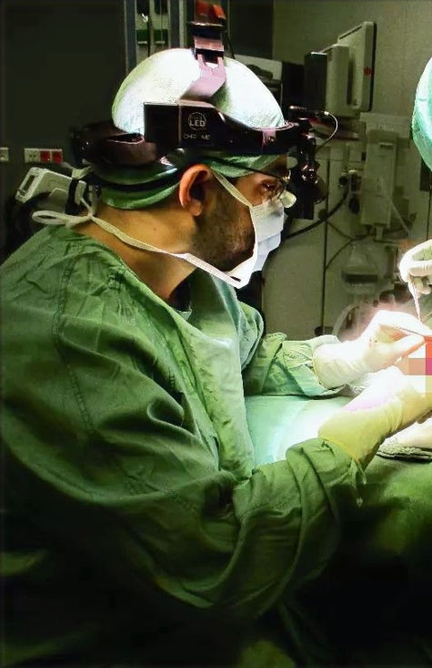 Dr. Alawi - Plastische Chirurgie in Hannover, Dresden, Hamburg und Berlin. Als einer der besten Plastischen Chirurgen beherrscht PD Dr. Alawi die Ästhetik und kosmetische Chirurgie. Dr. Alawi ist spezialisiert auf ästhetische Brustchirurgie, ästhetische Gesichtschirurgie wie der Nasenkorrektur und dem Facelift. Aber auch die Körperformung ist ein Spezialgebiet von Dr. Alawi.