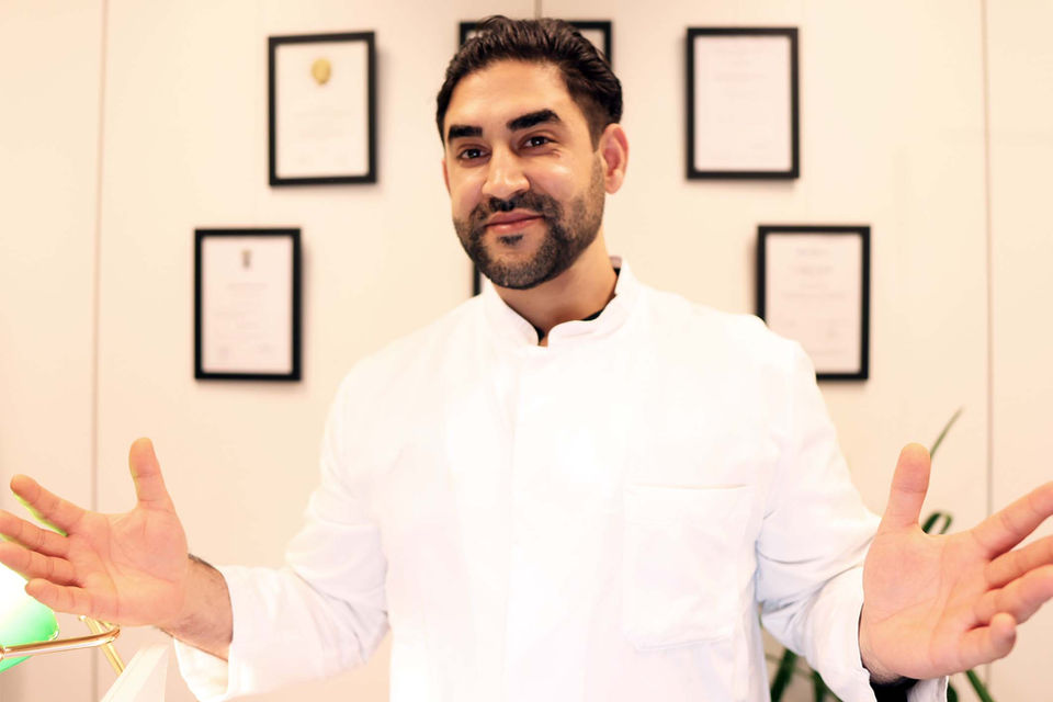 Dr. Alawi legt großen Wert auf eine individuelle Beratung und bespricht mit jedem Patienten sorgfältig seine Wünsche und Erwartungen, um ein bestmögliches Ergebnis zu erzielen.
Wenn Sie sich für eine Brustvergrößerung interessieren, kann Dr. Alawi Ihnen eine Vielzahl von Implantaten anbieten, um das gewünschte Aussehen Ihrer Brust zu erreichen. Dabei achtet er darauf, dass die Implantate zu Ihrem Körperbau passen und eine natürliche Form und Bewegung ermöglichen.
Bei einer Nasenkorrektur geht es nicht nur um die ästhetischen Aspekte, sondern auch um die Funktionalität der Nase. PD Dr. Alawi ist ein Experte auf diesem Gebiet und kann Ihnen dabei helfen, eine Nase zu formen, die sowohl ästhetisch ansprechend als auch funktional ist.
Wenn Sie eine Veränderung an Ihrem Körper vornehmen möchten, aber keine Operation wünschen, kann Ihnen Dr. Alawi auch nicht-chirurgische Behandlungen anbieten, wie z.B. Botox, Filler oder Laserbehandlungen.
Bei einer ästhetischen Gesichtschirurgie geht es nicht nur um die Verjüngung, sondern auch um die Verbesserung der Gesichtsproportionen und -harmonie. PD Dr. Alawi hat das nötige Fachwissen und die Erfahrung, um Ihnen ein individuelles Behandlungskonzept zu erstellen und ein bestmögliches Ergebnis zu erzielen.
Wenn Sie sich für eine Fettabsaugung interessieren, bietet Dr. Alawi Ihnen verschiedene Techniken an, um überschüssiges Fett an verschiedenen Körperstellen zu entfernen. Dabei legt er großen Wert darauf, dass das Ergebnis natürlich und harmonisch wirkt.
Mit seiner Fachkompetenz und Erfahrung in der Plastischen Chirurgie hat PD Dr. Alawi schon vielen Patienten geholfen, ihre körperlichen Ziele zu erreichen. Kontaktieren Sie ihn noch heute, um Ihre Wünsche und Erwartungen zu besprechen und eine individuelle Behandlungslösung zu finden.