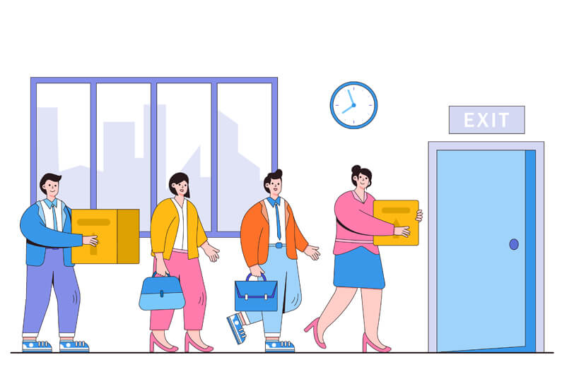 Glückliche Mitarbeiterinnen verlassen mit Kartons und Taschen das Büro