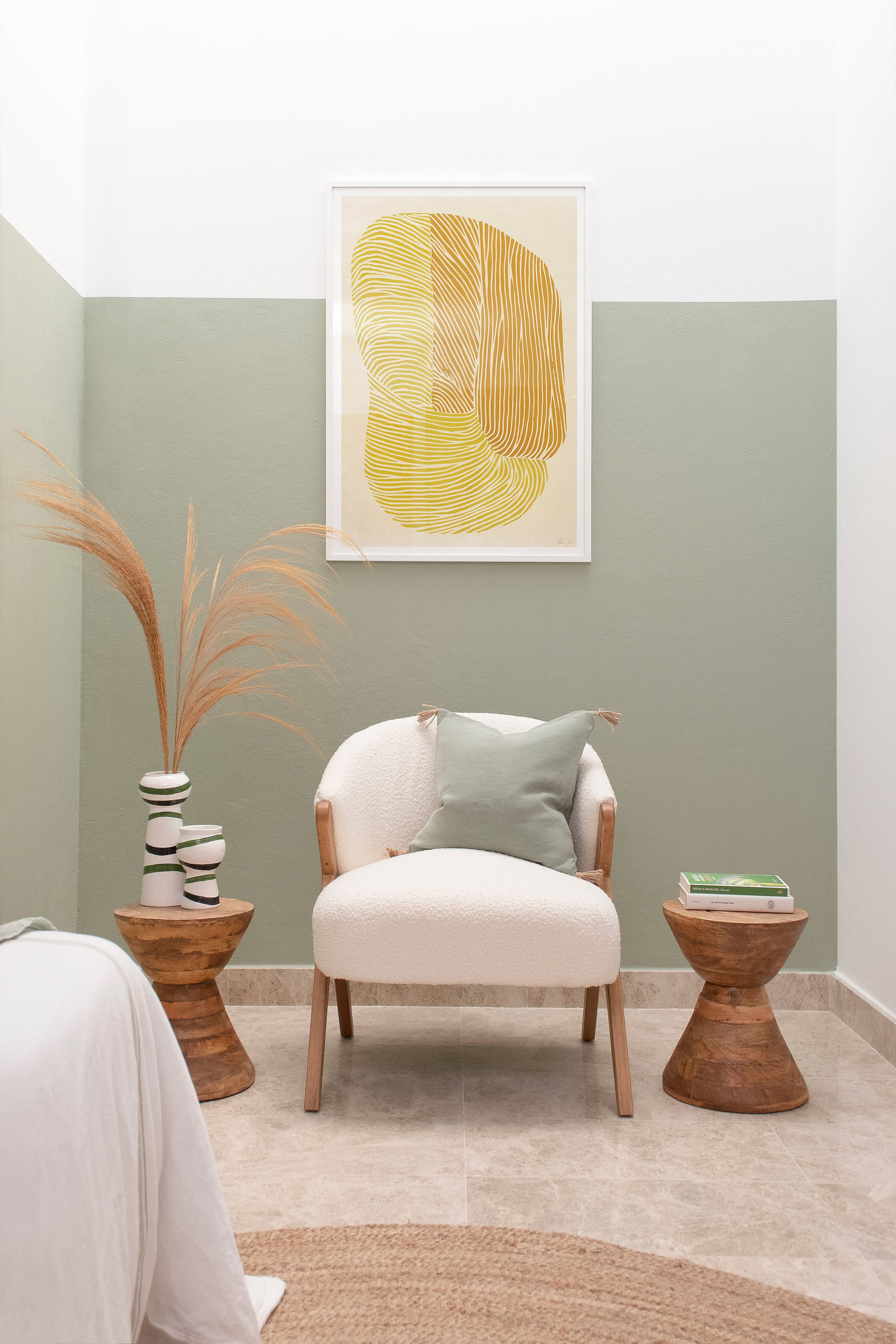 Villa elegante: Sillón blanco y arte abstracto