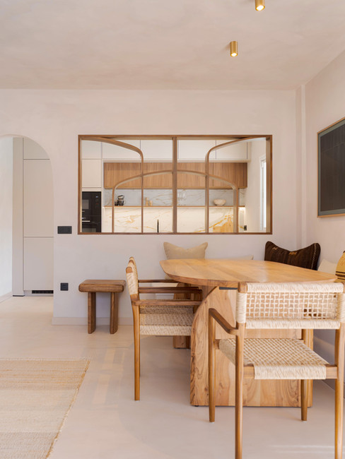 mesa comedor, espacio abierto, Villa Hikari, proyecto de reforma integral en Corralejo, Fuerteventura, Islas Canarias. Villa en Lajares, Villaverde y Tindaya. Diseño de interiores minimalista, decoración Japandi y mediterránea. Estudio de interiorismo, arquitectura, microcemento, muebles a medida y gestión de proyectos. Diseñador, decorador e interiorista.