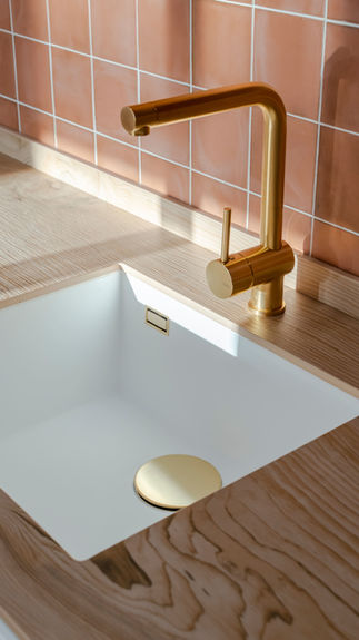 Diseño de cocina personalizado con grifo dorado y encimera Dekton. Villa de Diseño con Piscina de estilo nordico en Corralejo, Fuerteventura. Proyecto de reforma y diseño de interiores por Noogar.