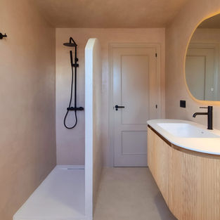 reforma y diseño de baño con microcemento. Ducha walk in. Villa Hikari, una casa de estilo Japandi minimalista en Corralejo, Fuerteventura. Colores neutros, madera y muebles de diseño. Proyecto realizado por Noogar Interior Design.