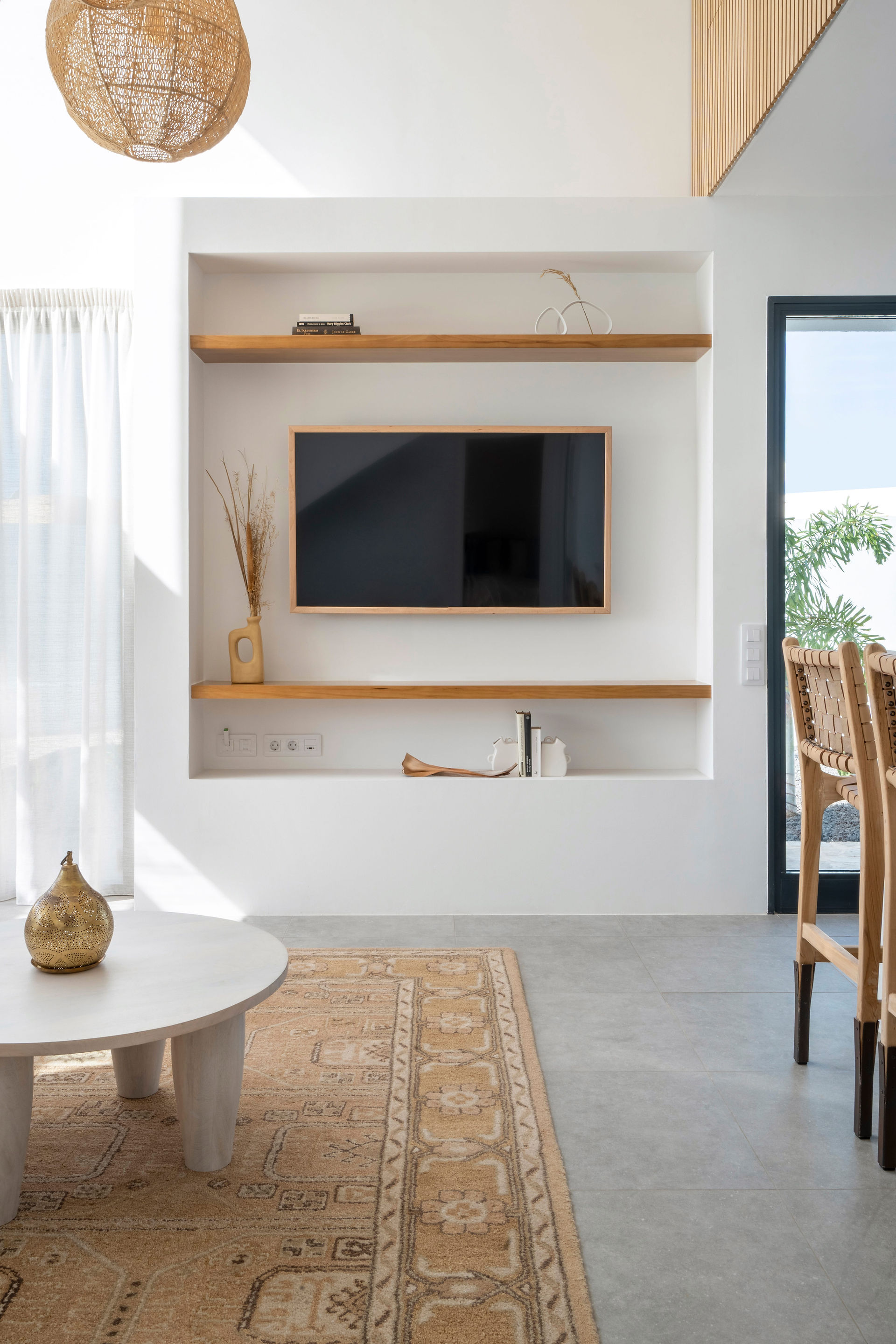 Neutral interior design with mediterranean elements and natural materials for a living room. Villa with pool in La Capellania, Tamaragua, El Palmeral, Corralejo, Fuerteventura.
