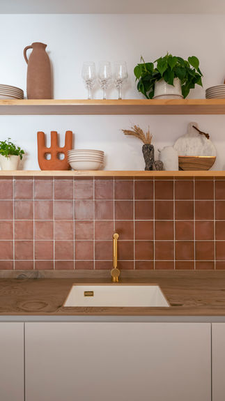 Diseño y reforma de cocina en Corralejo, azulejos artesanales, decoración de interiores. Villa de Diseño con Piscina de estilo nordico en Fuerteventura. Proyecto de reforma y diseño de interiores por Noogar.