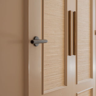 Detalle de armario con panel decorativo de fibras naturales. Villa Hikari, una casa de estilo Japandi minimalista en Corralejo, Fuerteventura. Colores neutros, madera y muebles de diseño. Proyecto realizado por Noogar Interior Design.