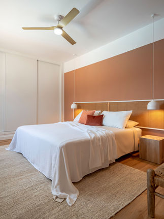 Dormitorio de estilo mediterraneo. Villa de Diseño con Piscina de estilo nordico en Corralejo, Fuerteventura. Proyecto de reforma y diseño de interiores por Noogar.