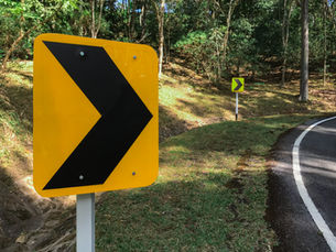 ¿Tu proyecto vial cumple con distancias mínimas de visibilidad exigidas para señales de tránsito en carreteras?
