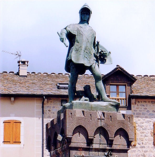 la statue du connétable Du Guesclin, sur la place de Châteauneuf de Randon.