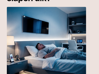 man die wakker ligt in bed met allerlei apparaten om zich heen die licht afgeven en afleiden van slaap