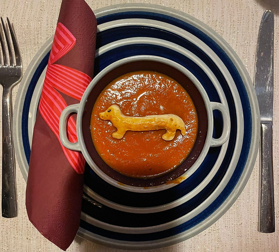 Tomatensoep met teckel bladerdeeg figuur