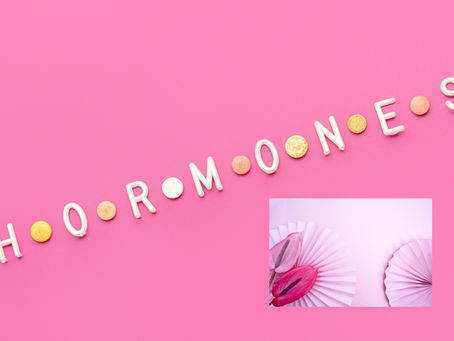 roze kleur met de letters hormones met pillen ertussen