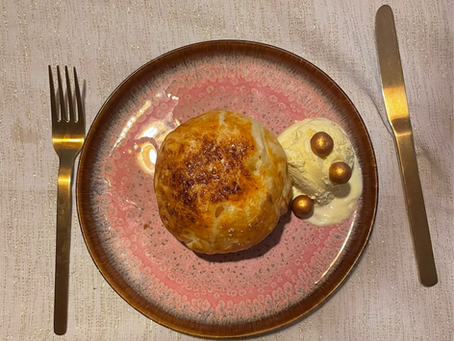 roze bord op tafel met appelbol met ijs en gouden versiering