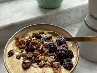 schaal met teff pap met fruit en noten pitten en zaden